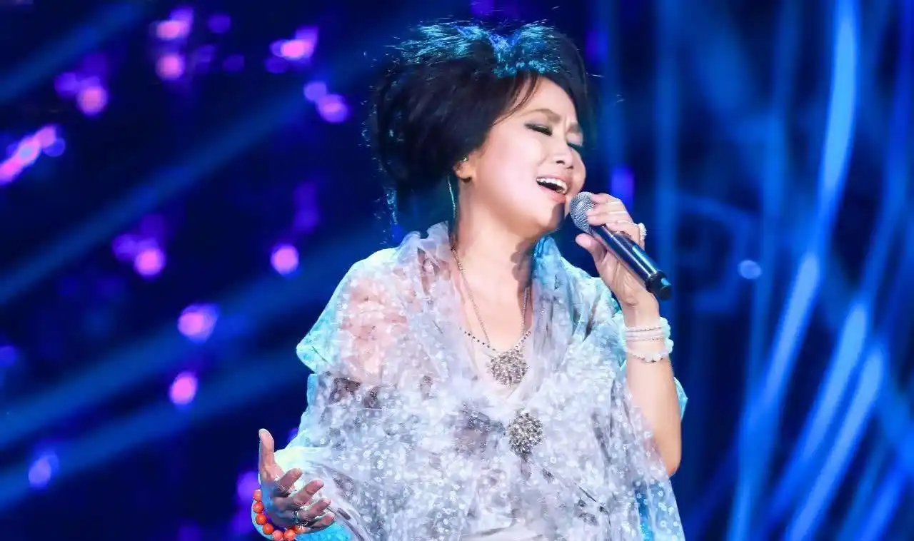 《歌手》龚琳娜再放大招,刘欢歌王悬了?杨坤起伏大,齐豫取巧!