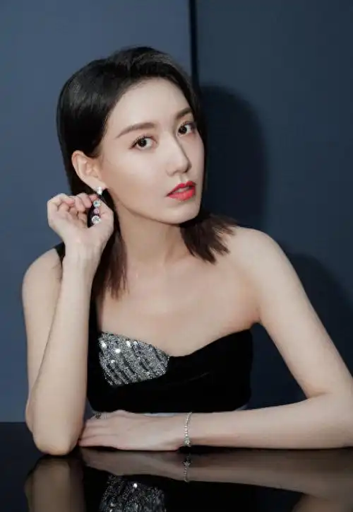 回顾演员高露长得漂亮戏也好为人低调不争不抢追求简单的生活