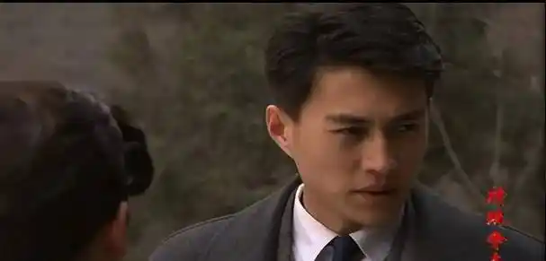 2009年,靳东在拍摄《特殊争夺》时,被爆和周扬有了恋情,疑似好事将近