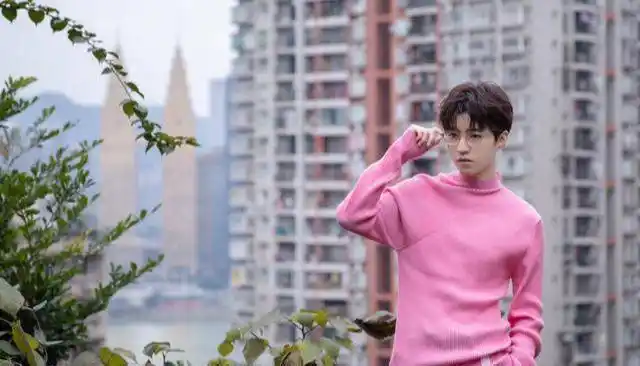 王俊凯挑战新风格,暖粉色针织衫搭配圆框眼镜,满满的暖男轻熟风_时尚