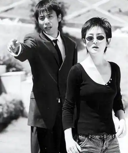 和谢娜相恋六年转身娶了国外记者,嗜酒如命的刘烨如何收获爱情?