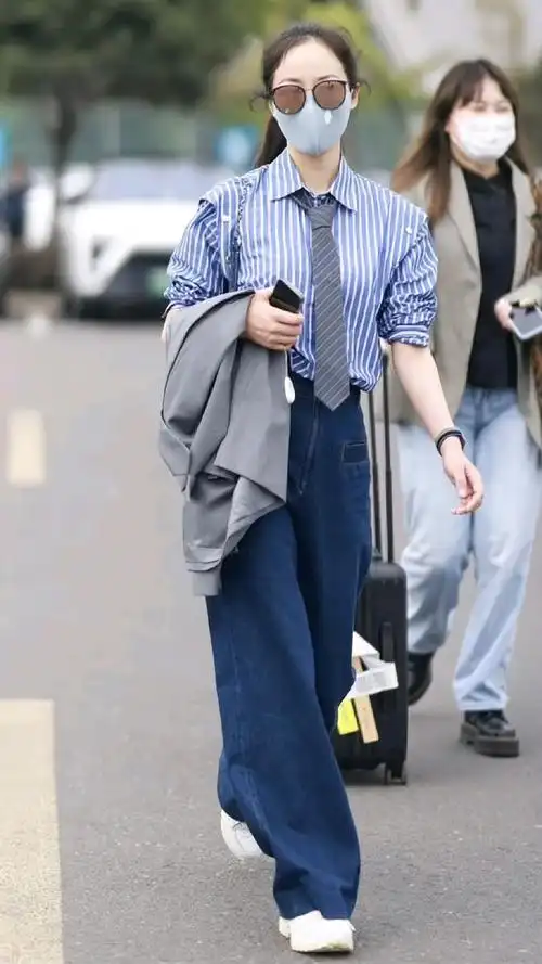 韩雪越来越会打扮了扎高马尾穿蓝白条纹衬衫搭配复古蓝牛仔裤清新时髦