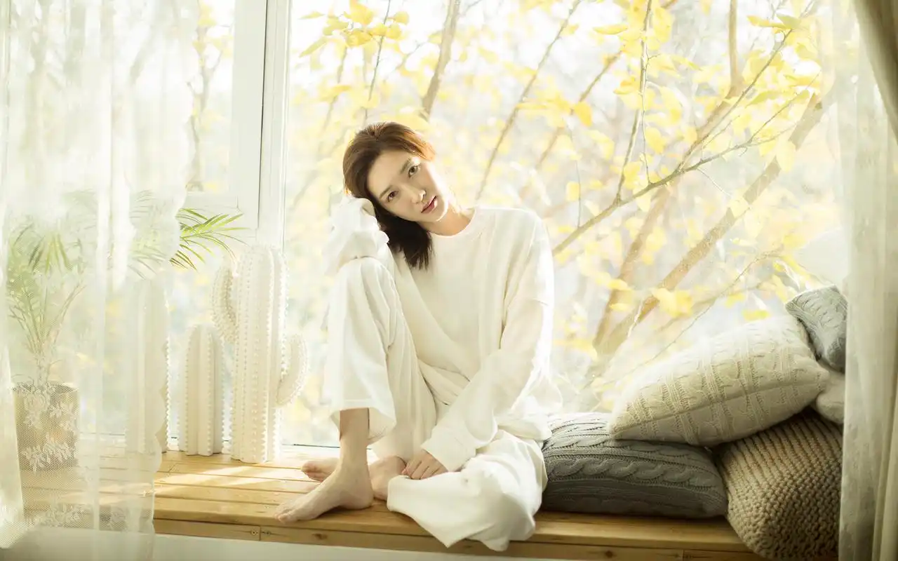 江疏影休闲慵懒高清桌面壁纸