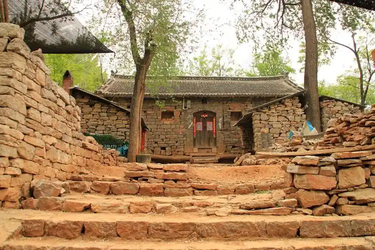 网友走进河南洛阳嵩县神奇的石头部落