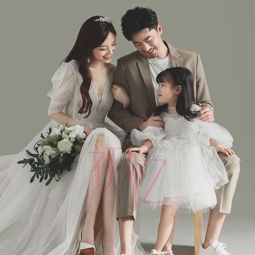 亲子主题服装影楼拍摄影照唯美亲子礼服一家四口家庭装油画全家福