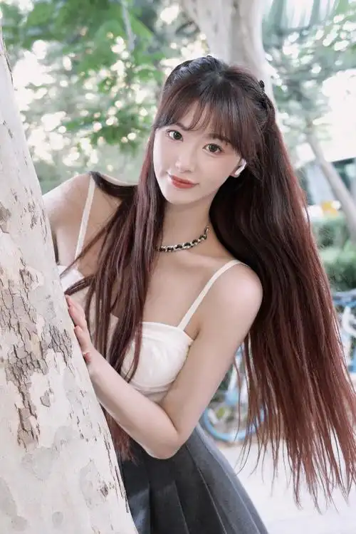 孔雪儿初夏纯欲新照长发披肩穿白色吊带