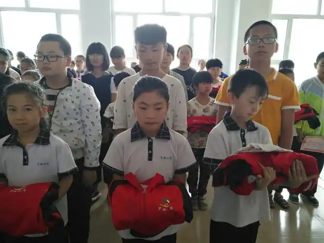 育新小学"爱心传递"校服捐赠仪式