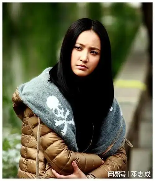 如今再看张歆艺,才明白她为何离开王志飞之后,转身嫁给了袁弘