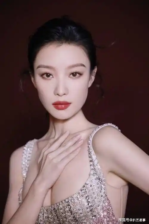 倪妮:她的臀谁在尬吹