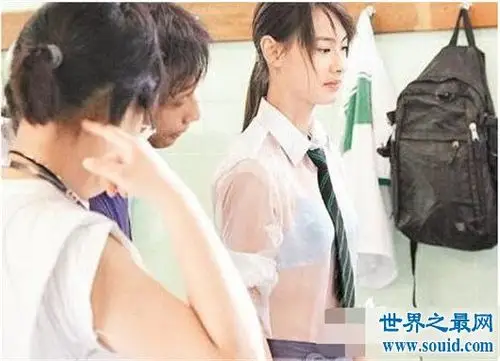 河北一中学惊现半透明校服女生尴尬抵制校方为了凉快