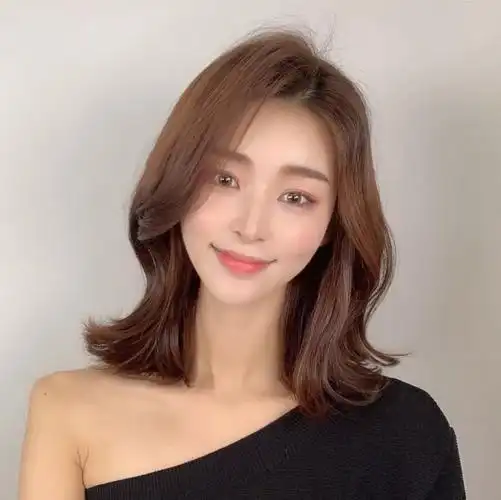 秋冬季女生发型推荐:c卷中长发发型,可甜可咸