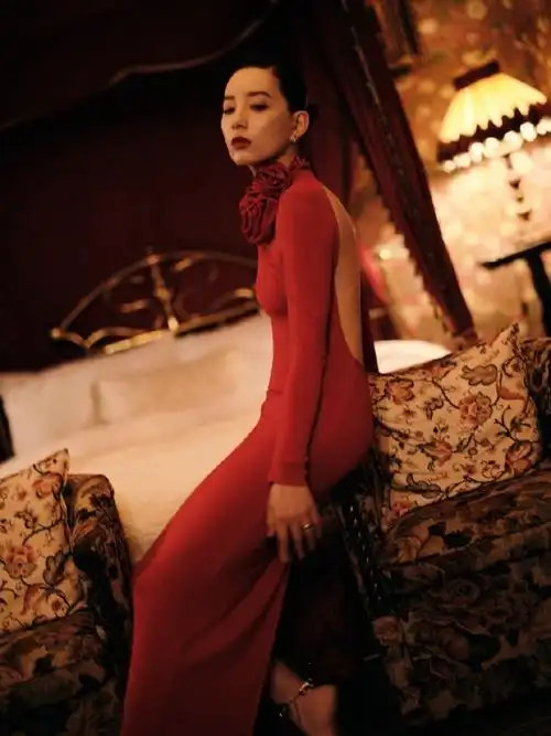 李斯丹妮露背红裙一秒穿回老上海##李斯丹妮voguefilm复古露背红裙