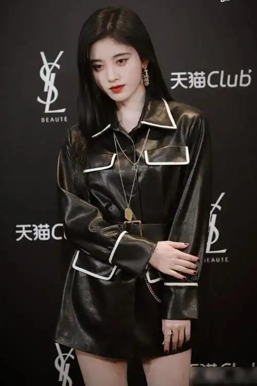 鞠婧祎出席活动一身皮衣配烈焰红唇飒气十足有女王范儿