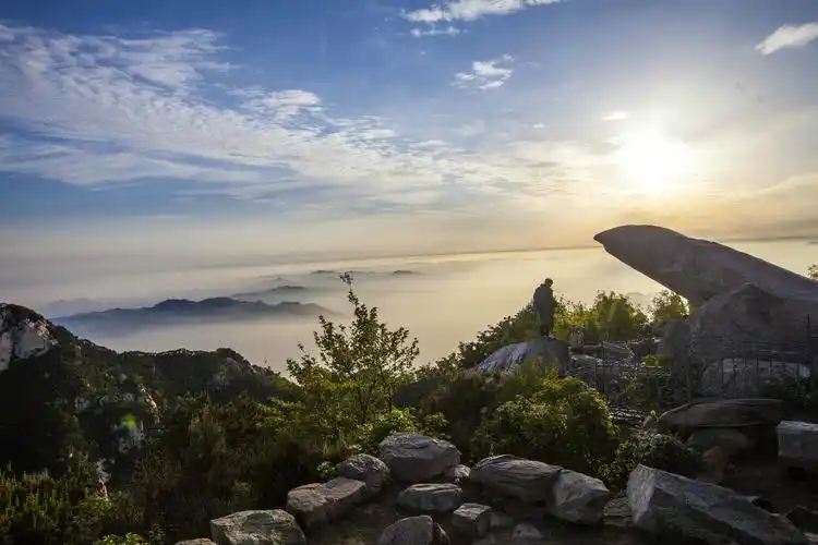 拱北石位于观日出最佳地点日观峰上,那边有气象台宾馆,旭日宾馆,迎旭