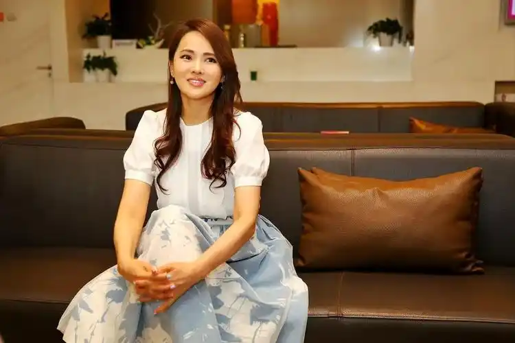 9年婚姻23年感情,受不了伊能静背叛,庾澄庆二婚娶小13岁张嘉欣