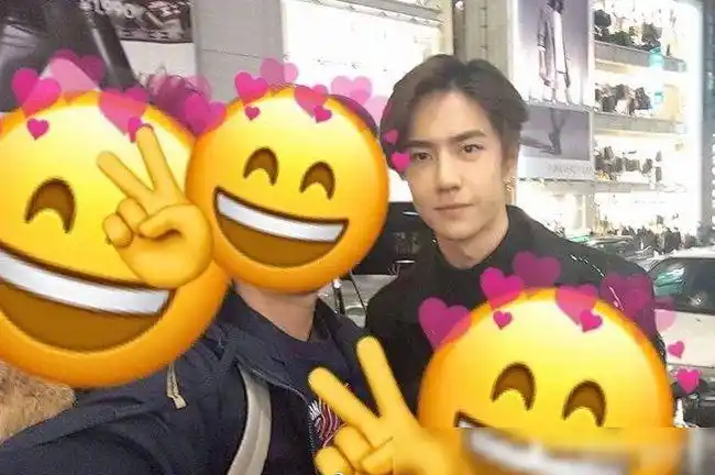 说好的酷盖呢王一博合照泰国粉丝全程笑脸国内粉丝太酸了