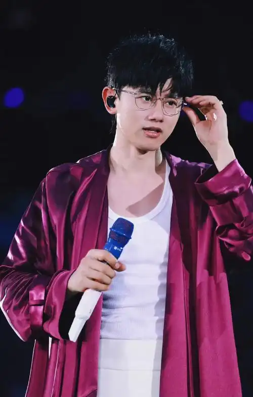 张杰马面裙惊艳全场,网友直呼:这是国风版的嘻哈风?