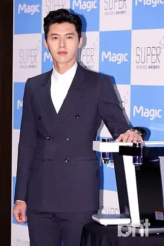 玄彬出席活动 暗色西装英挺帅气