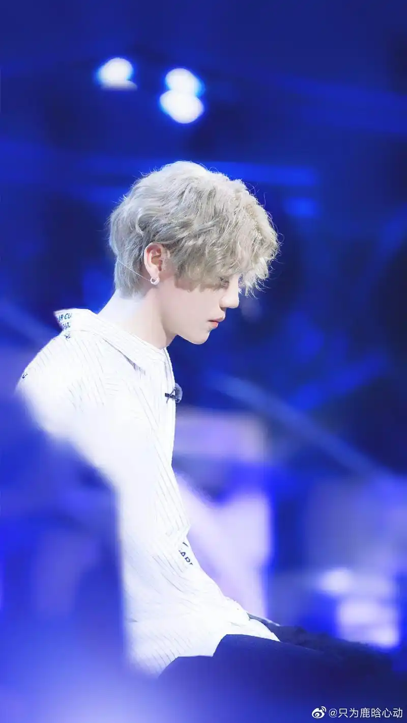 [分享]200312 安静的白月光美男子 鹿晗中分卷毛造型的名品美貌