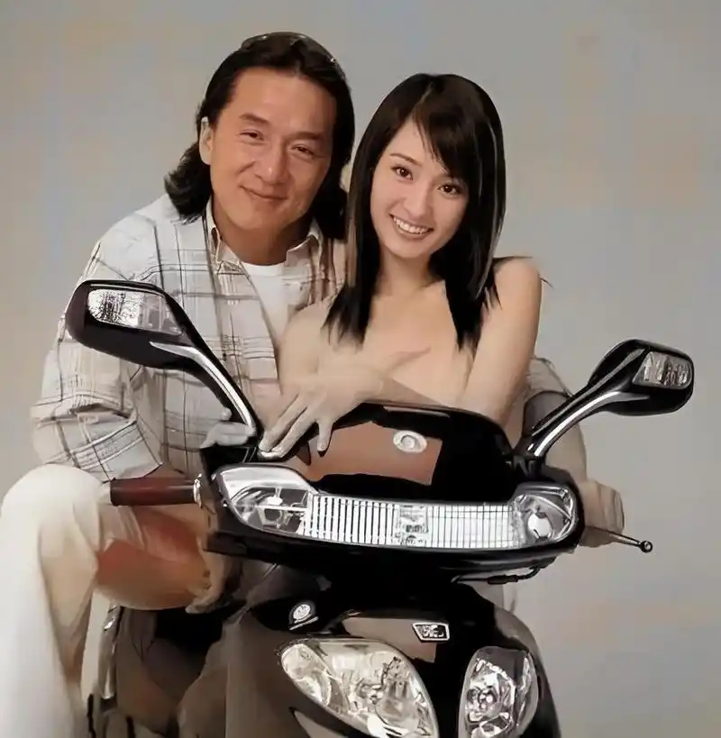 广告中,成龙抱着杨幂,两人一起开怀大笑!