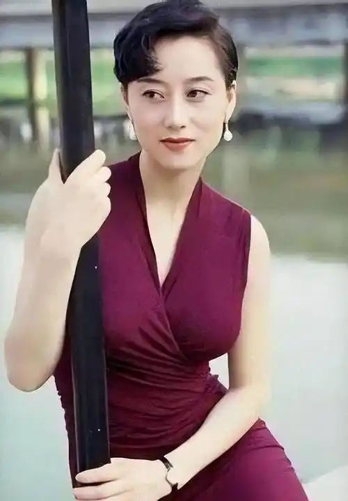 62岁利智近照曝光陪李连杰一起虔诚礼佛网友直呼认不出