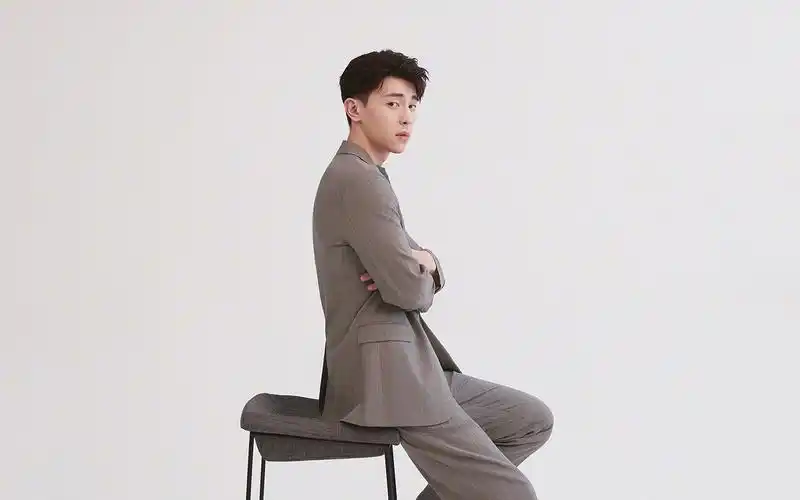 电脑壁纸 明星 大陆明星 帅气小鲜肉邓伦时尚西装写真