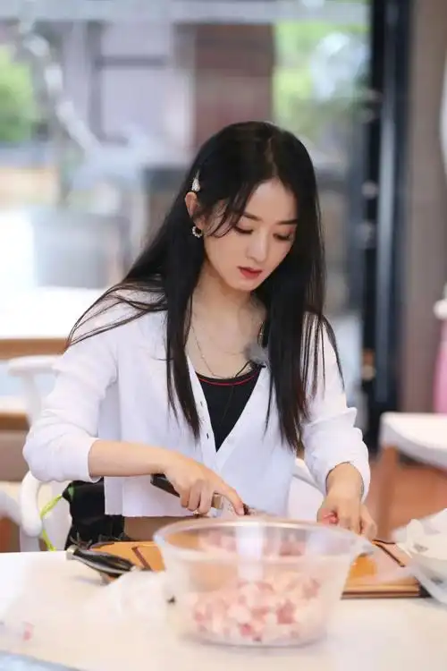 拼命三娘赵丽颖又双叒叕上热搜了认真的她累到手抖