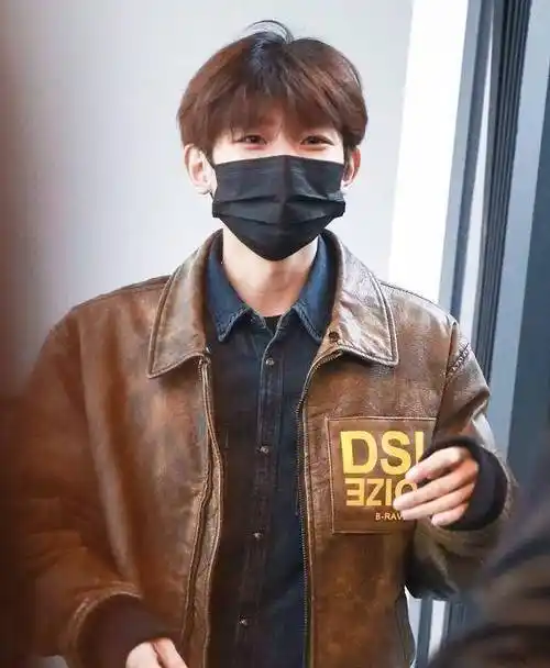 今天下午,王源现身上海机场准备飞北京,虽戴着口罩,可依旧能感觉到