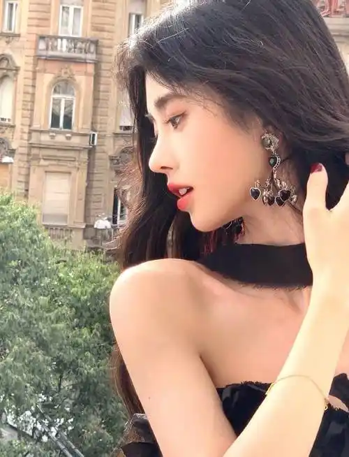 照片中,鞠婧祎穿黑色抹胸礼服精致高贵,妆容妩媚好看,阳台摆拍回眸