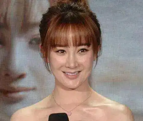 杨蓉脸上玻尿酸重20斤毛晓彤整成发面馒头明星注射玻尿酸论桶打