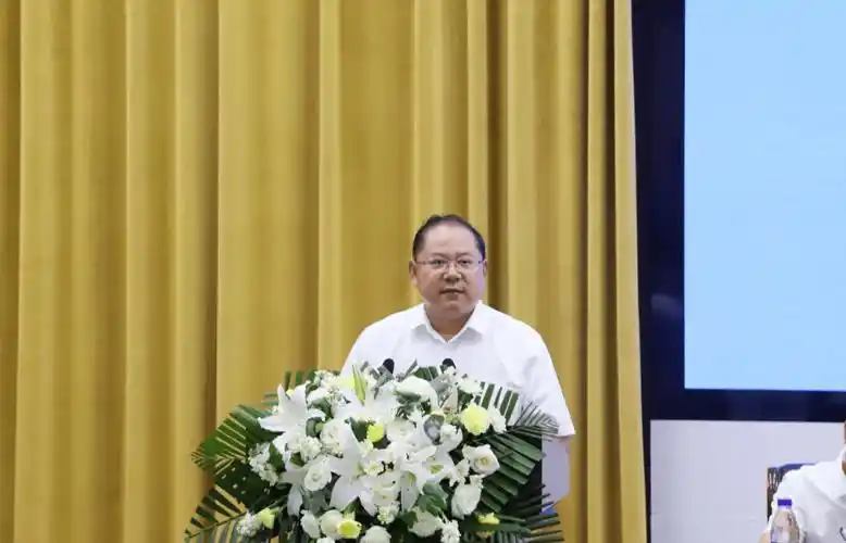 民盟中央委员,民盟中央教育委副主任,四川省政协委员,南充科技职业