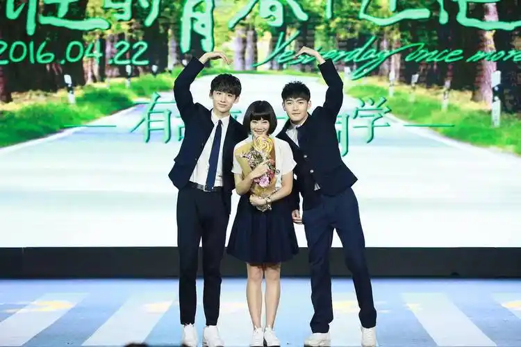 电视剧《那年青春我们正好》中刘诗诗,种丹妮穿短裙校服.