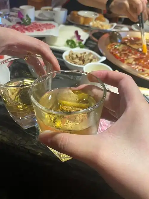 uus分享一下你们出去跟朋友喝酒干杯拍的照片好咩我需要治愈0707