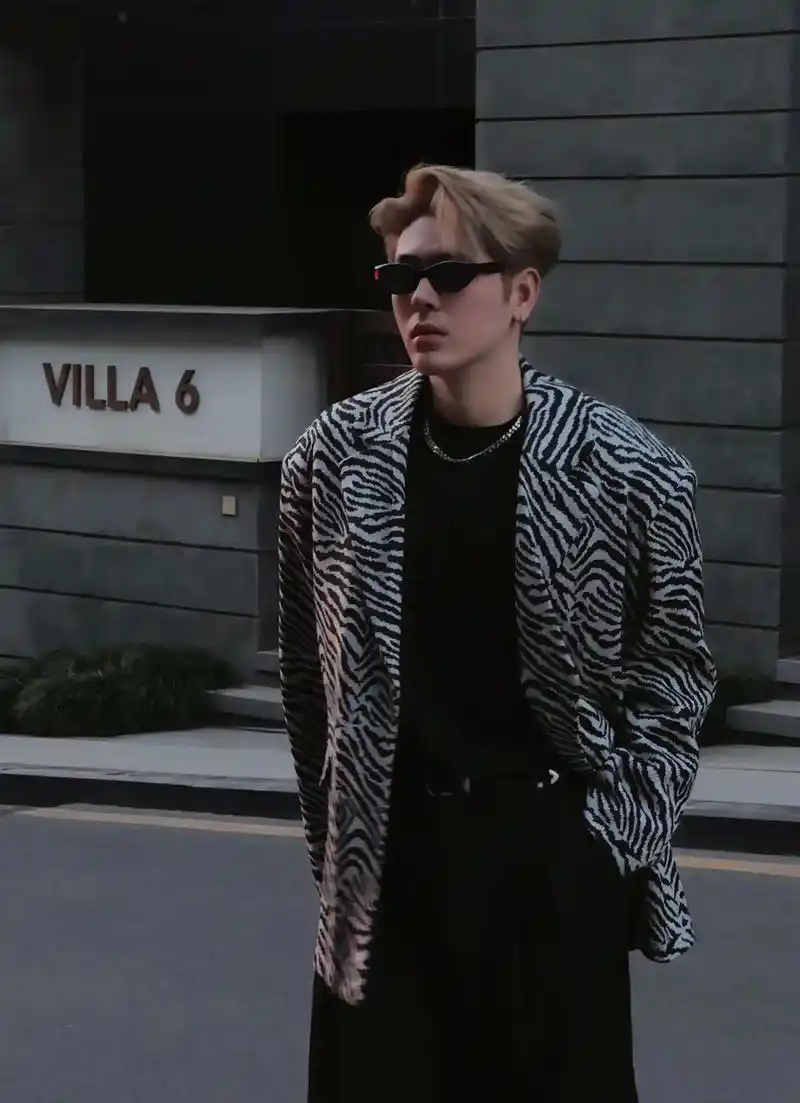 主动才是最高级的安全感98#黑白系 #巨蟹座 #王嘉尔 - 抖音