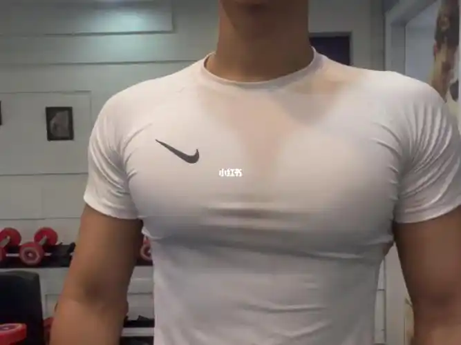 减的只剩胸肌了