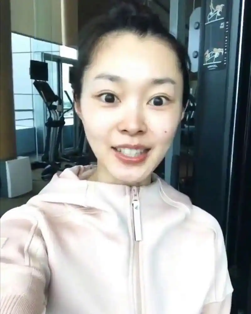 女明星宋轶素颜怼脸拍,皮肤白眼睛大,好清爽自然的气质啊!