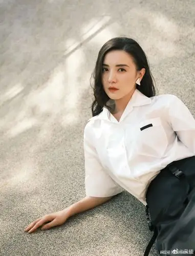 宋佳穿搭太减龄了白衬衫搭配半身裙少女感满满清爽还抢眼