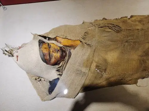 小河墓地出土的女干尸,保存完好 ,连眼睫毛都看得清清楚楚