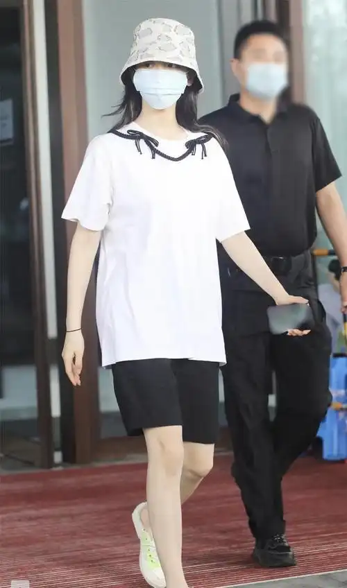 杨超越的下车照被疯传,看到她腿的瞬间,女生们都崩溃了