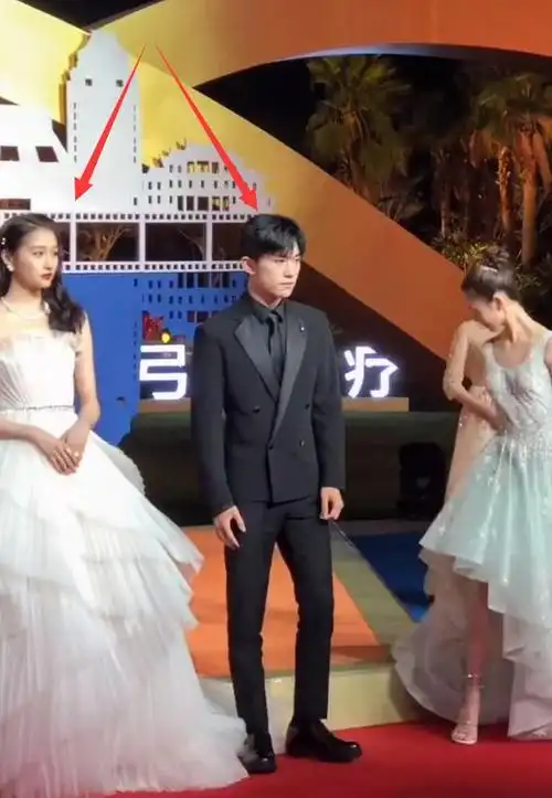 易烊千玺红毯变关晓彤"跟班",身高差成最大亮点,我没看错吧?