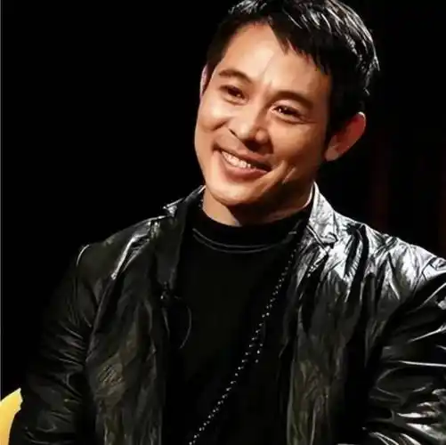 网友偶遇李连杰61岁就一脸褶子了头顶白发暴露了生活状态