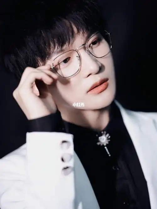 周深银丝眼镜造型