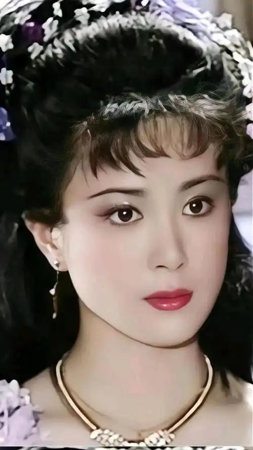 傅艺伟,1964年5月26日出生于黑龙江省哈尔滨市,中国内地女演员.