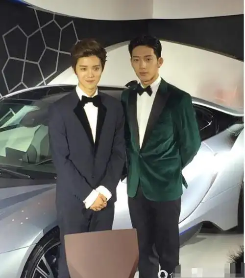 盗墓笔记》的时候关晓彤男朋友鹿晗和井柏然站一起也是这个身高差左右