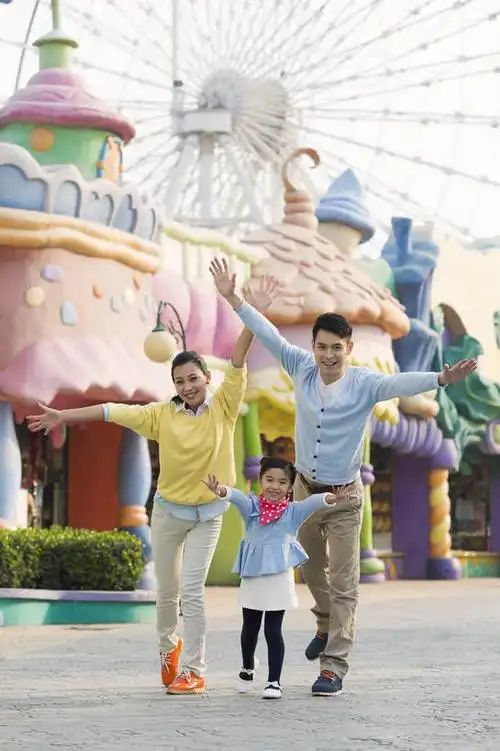 东方人,儿童,成年人,三个人,家庭,父母,母亲,父亲,女儿,伙伴,朋友