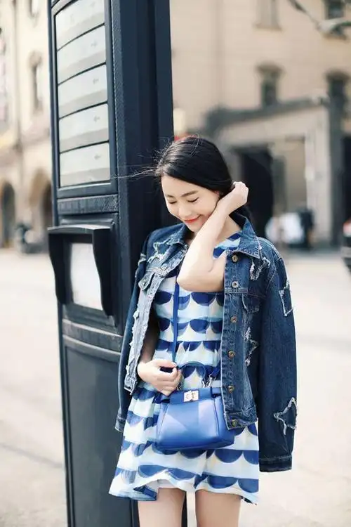 李依然春日街拍曝光甜美清新