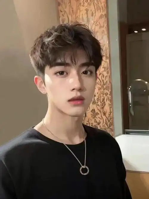 适合18~25岁男生剪的发型,试试这三款,年轻时尚更显帅气
