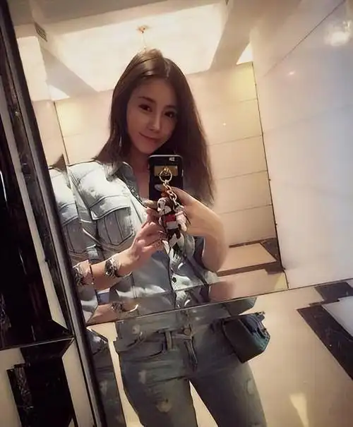石洋子22岁嫁43岁吴启华离婚后依旧被他当成女儿宠着