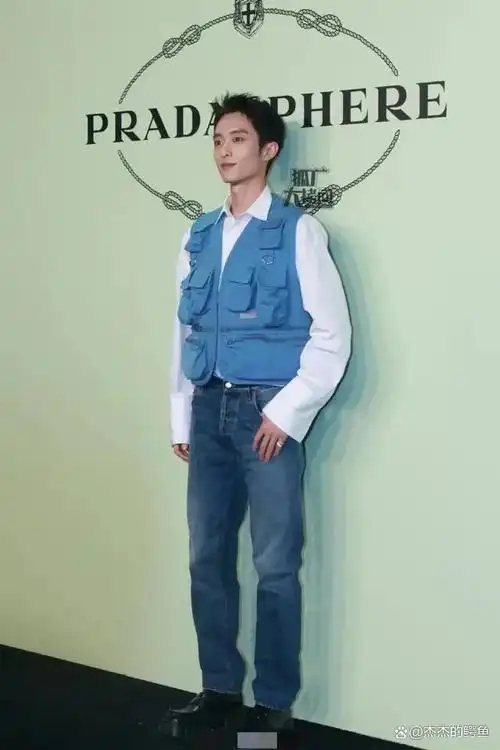 标题:上海之夜,檀健次尽显魅力,揭秘他尴尬的瞬间