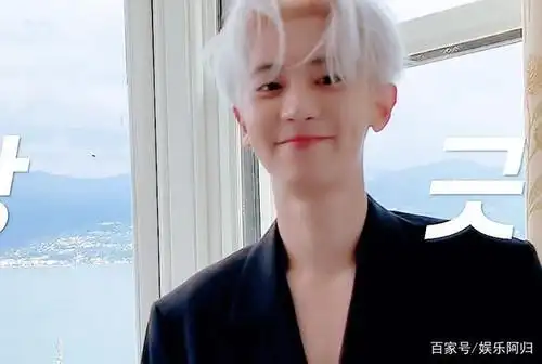 朴灿烈银发中分太绝了!